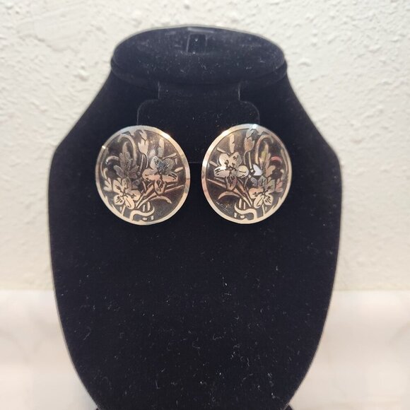 VTG Earrings 1980s Black Enamel Silver Hibiscus Flower Etched Metal Disc Post - Picture 1 of 4